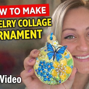 Peut inclure: Ornement de collage de bijoux fait à la main avec un motif de papillon. L'ornement présente un papillon bleu, des accents floraux jaunes et bleus, et le texte "HOW TO MAKE JEWELRY COLLAGE ORNAMENT". Une icône vidéo YouTube est en bas à gauche.