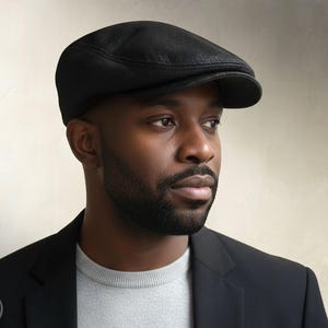 Puede incluir: Gorra negra de estilo newsboy con visera curva. La persona lleva una blazer negra y una camiseta gris de cuello redondo. La imagen incluye el texto "Elschen Sewing Pattern" y "Instant PDF Download".