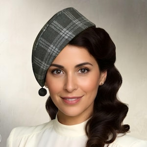 Può includere: Un cappello grigio a quadri con un dettaglio a pompon nero. Il cappello è indossato ad angolo. Il testo "Elsenhen Sewing Pattern" e "Instant PDF Download" è visibile nell'immagine.