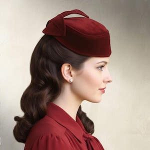 Puede incluir: Un sombrero de terciopelo burdeos con un diseño estructurado y un pequeño asa en la parte superior. El sombrero forma parte de un patrón de costura, como indican los textos "Elsenhen Sewing Pattern" y "Instant PDF Download".