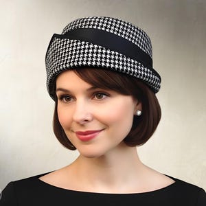 Puede incluir: Un sombrero cloche de pata de gallo en blanco y negro con una banda negra. El sombrero lo lleva una persona con el pelo corto casta&ntilde;o y una parte superior negra. El texto "INSTANT PDF DOWNLOAD" es visible en el lado derecho de la imagen.