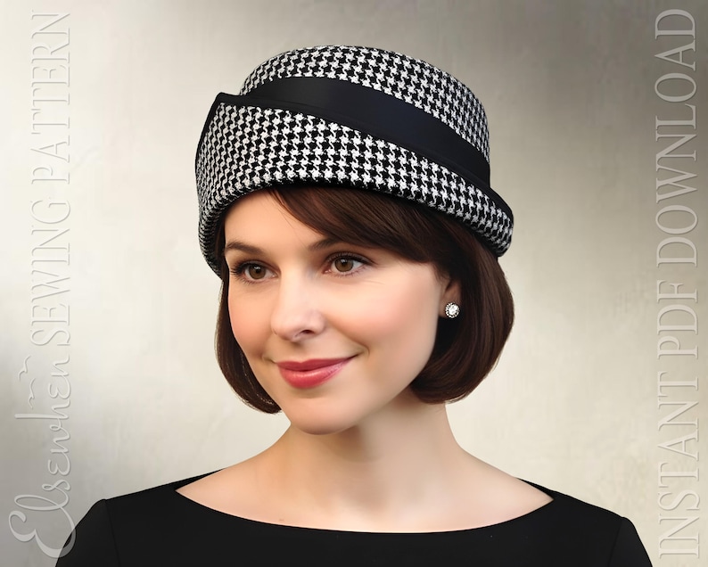 Puede incluir: Un sombrero cloche de pata de gallo en blanco y negro con una banda negra. El sombrero lo lleva una persona con el pelo corto casta&ntilde;o y una parte superior negra. El texto "INSTANT PDF DOWNLOAD" es visible en el lado derecho de la imagen.