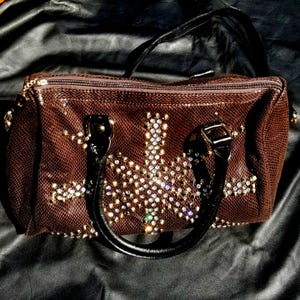 Bolso grande estilo cartera vintage con diseño de serpiente sintética, tachuelas doradas y diamantes de imitación, marrón y dorado, con la bandera británica, bolso vintage estilo bikerchick, bolso estilo bitchen.