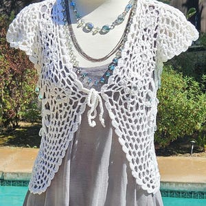 Sexy vintage crochet knit crop style vest white crochet hippie boho vest with crystal beads tie front short vest vintage rocker bolero vest