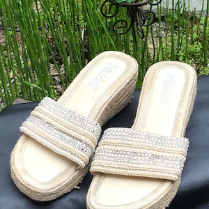 Vintage Mudd platform rope wedge sandals jute rhinestone & faux pearls slides hippie beige raffia wedge sandals bling jute wedge sandals