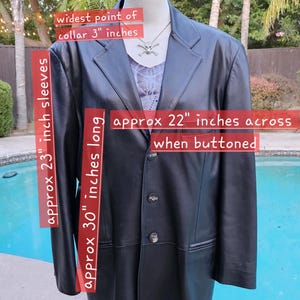 Pu&ograve; includere: Un blazer in pelle nera con chiusura frontale a tre bottoni, revers dentellati e due tasche anteriori. Il blazer misura 7,62 cm nel punto pi&ugrave; largo del colletto, 58,42 cm per le maniche, 76,2 cm di lunghezza e 55,88 cm di larghezza da abbottonato.