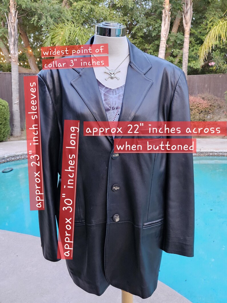 Pu&ograve; includere: Un blazer in pelle nera con chiusura frontale a tre bottoni, revers dentellati e due tasche anteriori. Il blazer misura 7,62 cm nel punto pi&ugrave; largo del colletto, 58,42 cm per le maniche, 76,2 cm di lunghezza e 55,88 cm di larghezza da abbottonato.