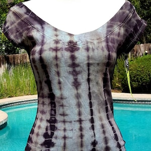 Precioso tie dye profundo V cold shoulder crop tee punk rocker boho hippie gothic tribe folk increíble impresionante motero celta avantgarde rockabilly