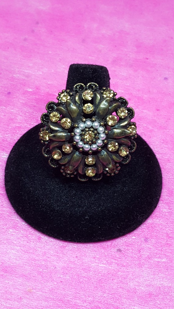 Gorgeous vintage bronze rhinestone & pearl flower 