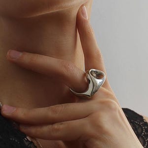 Anillo de plata con diseño llamativo, anillo asimétrico grueso, anillo llamativo, anillo de bola, anillo grande moderno de plata, anillo minimalista hecho a mano, plata maciza