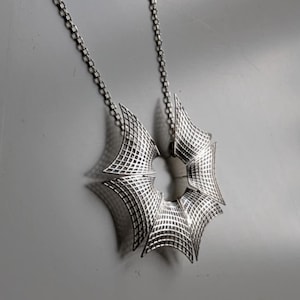 Silber Halskette, Sun Statement Anhänger, Sunburst Celestial Charm Halskette, Geschenk für Sie, Freundin Geschenk, Layering Halskette Minimalist