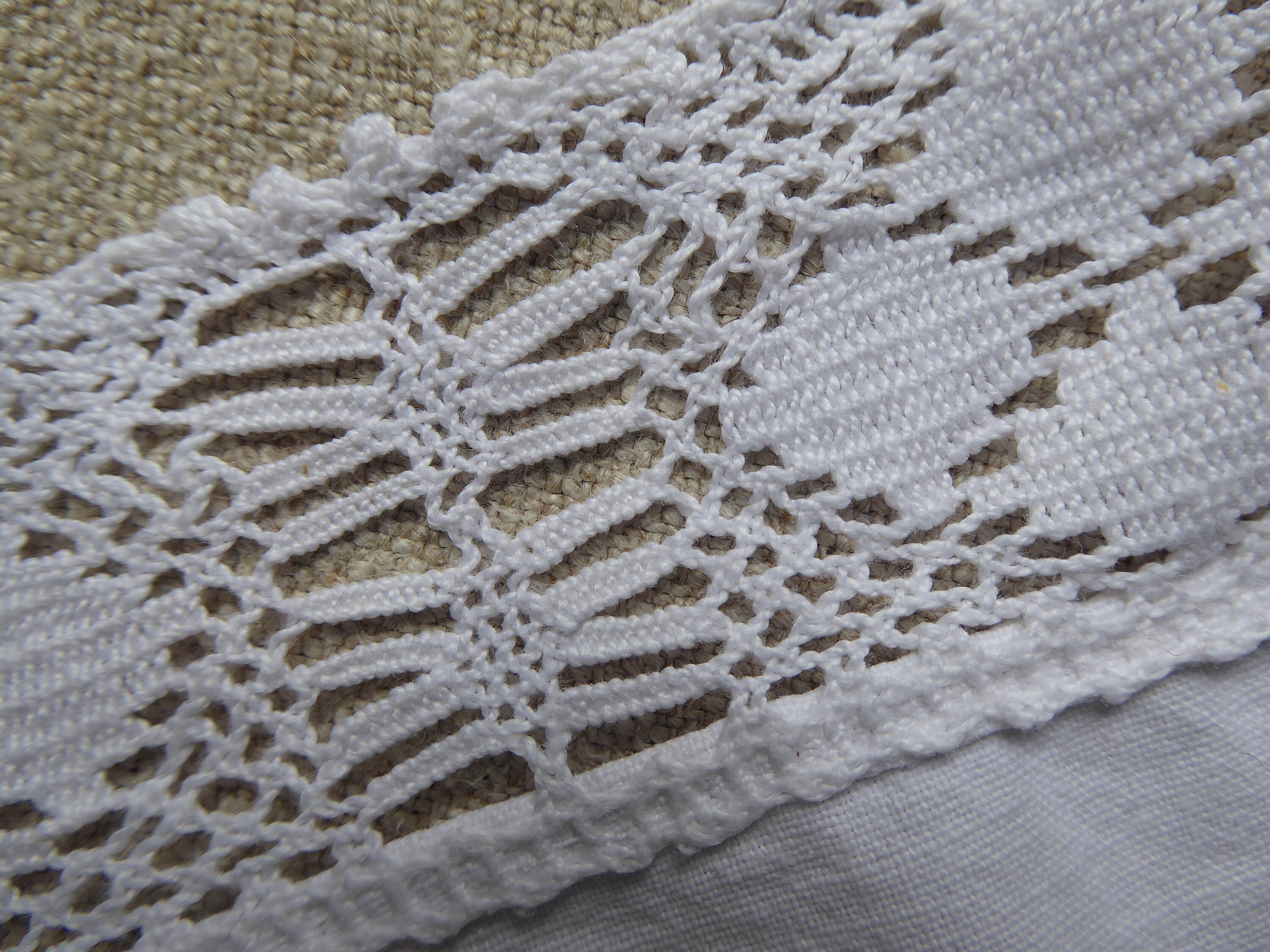 Nappe Vintage Française Brodée Main – Motif Couple Et Fleurs – Coton Blanc 147x140cm