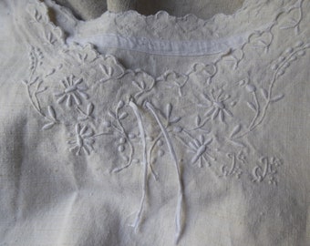 Antieke Franse rustieke handgesponnen linnen chemise handgeborduurde rand en monogram,