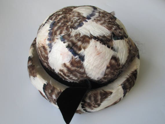 1950s 1960s Brown & White Feather Bowler Hat - St… - image 4