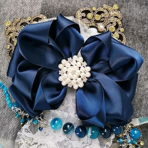 Handgemachte Satinband Schleife mit Perle Strass Navy und über 150 Farben zur Auswahl (4x5 Zoll) MY-795-159 versandfertig