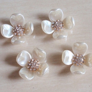 4 botones de perla con parte trasera plana (27 x 27 mm) QS-149