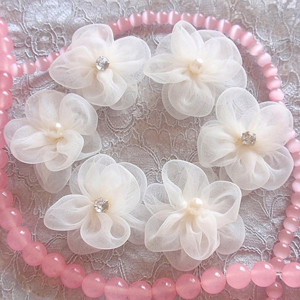 6 fleurs d’organza faites à la main avec perle et strass (1-1/2 pouces) en crème MY-336 prête à être expédiée