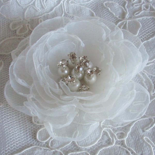 Fleur d’organza chantée avec perle et strass (3-1/4 pouces) en blanc MY-346 prêt à être expédié