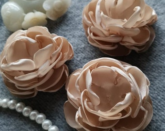 3 Fatto a mano Singed Flower Fabric Flower Fabric Rose (2,5 pollici) In Tan MY-1009A pronto per la spedizione