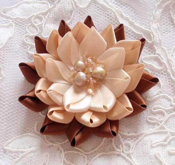 Flor de cinta hecha a mano con perla de agua dulce y cristal - Etsy México Flor de cinta hecha a mano con perla de agua dulce y cristal - Etsy México