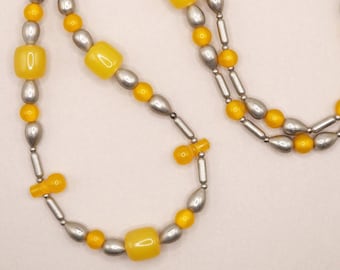 Collar vintage indio de cuentas en tonos amarillo y plateado, collar étnico bohemio asiático de metal plateado con cuentas de plástico amarillo brillante para superponer.