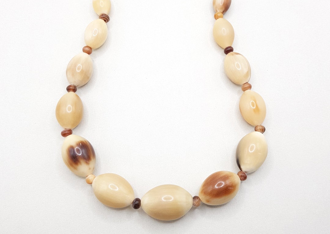 Collier Vintage En Corne De Bovin Avec Perles Torsadées - Années 1930 à 1950 - Style Rétro Beige