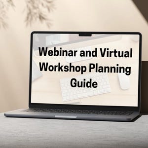 Puede incluir: Un portátil plateado muestra el texto "Webinar and Virtual Workshop Planning Guide". La pantalla muestra un teclado, un ratón y un monitor. El portátil está sobre una superficie gris con un fondo neutro.
