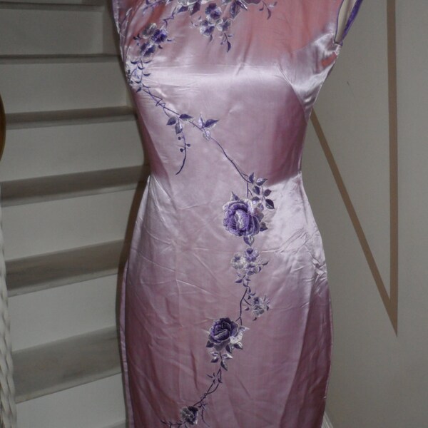 RESERVED 40s 50s stunning bombshell asian cheogasm  silk fitted dress small pale lavender color with purple embroidered roses and rose vine