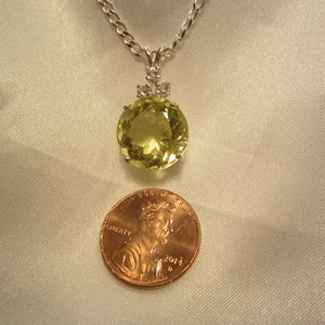 Round Sparkling AAA Green/Gold Lemon Quartz Accented Pendant Bild 1