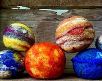 Ensemble d'art du système solaire. Le Soleil, Jupiter, Saturne, Uranus, Neptune, Vénus, la Terre, Mars et Mercure. Planètes feutrées à l'aiguille.