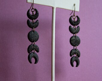 Pendientes de fase lunar con purpurina negra