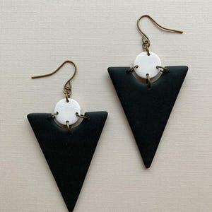 Pendientes de arcilla polimérica triangulares en blanco y negro