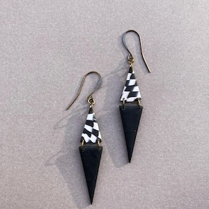 Handgemachte schwarze und weiße Schachbrett Dreieck Ohrringe aus Polymer Clay