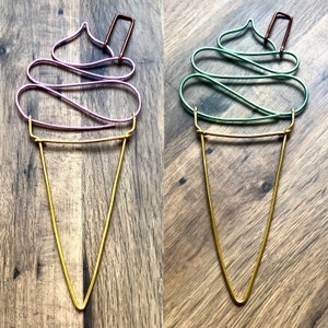 Handgefertigter Drahteiskegel mit pinkem Eis und Goldkegel (groß - 3mm Draht). Spaß, Zuhause, Wohnungseinführung, Hochzeit, Geschenkführer.