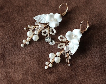 Pendientes de flor de cristal, perlas y oro marfil de KC Gold