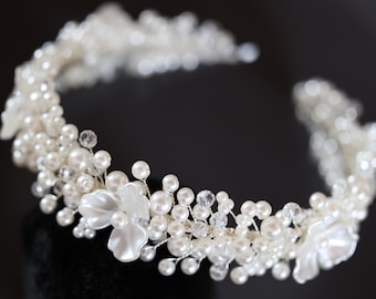 Tiara de flores de perlas color marfil