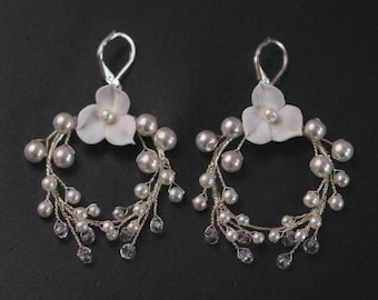 Pendientes redondos de perlas color marfil con forma de flor
