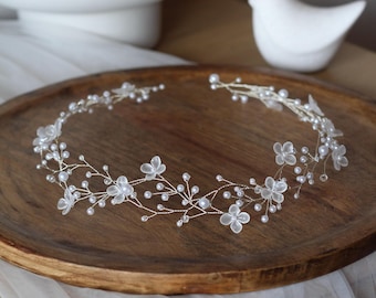 Adorno para el cabello de novia con flores blancas escarchadas y cristales
