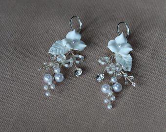 Pendientes de flores de cristal y perlas blancas