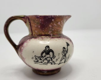 Kleiner Krug aus Kupferglanz von Gray's Pottery – Tanzender Bär, Mann auf Schwein. Handbemalt. Sku#04/16/24