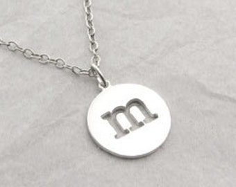 Halsband med initialer och berlocker