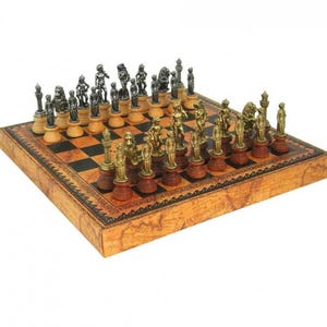 FLORENTINISCHER STYLE Schach SET aus Metall und Holz mit Kunstleder Schachbrett