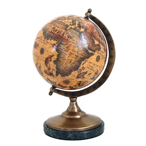 Könnte beinhalten: Ein Globus im Vintage-Stil mit einer sepiafarbenen Karte und antiker Kartografie, montiert auf einem messingfarbenen Metallmeridianring und Ständer. Der Sockel besteht aus einer runden, dunkelgrünen Marmorscheibe mit Gradzahlen.