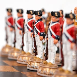 AMERICAN REVOLUTION: Handbemaltes Schachset mit Kunstleder Schachbrett im Map Style