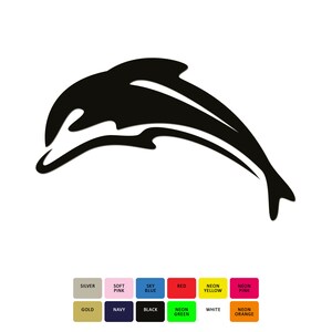 Puede incluir: Una silueta negra de un delfín saltando fuera del agua. El delfín está mirando hacia la derecha y tiene un cuerpo curvo.