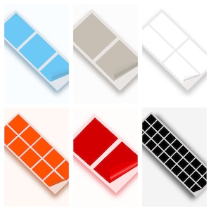 Może przedstawiać: Sześć arkuszy papieru samoprzylepnego w różnych kolorach i wzorach. Arkusze są złożone na pół i mają odklejającą się tylną stronę. Kolory to jasnoniebieski, beżowy, biały, pomarańczowy, czerwony i czarny.