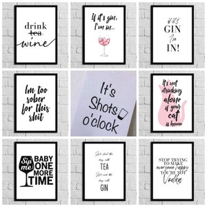 Peut inclure: Neuf impressions encadrées noires avec des fonds blancs et du texte noir. Les impressions présentent des dictons humoristiques sur la consommation de thé, de vin, de gin et de shots. Le texte comprend des phrases comme "drink tea wine", "If it's gin, I'm in", "It's not drinking alone if your cat is home", and "It's Shots o'clock".