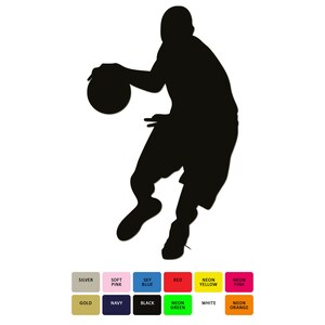 Puede incluir: Silueta de un jugador de baloncesto driblando una pelota. El jugador lleva pantalones cortos y una camiseta. La imagen está en blanco y negro.