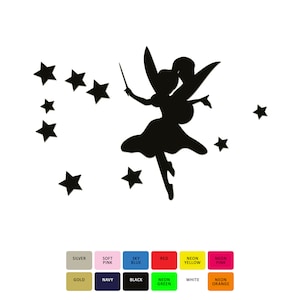 Puede incluir: Silueta negra de un hada con alas y una varita mágica, volando sobre un campo de estrellas. El hada lleva un vestido y tiene el pelo largo. Las estrellas están dispersas alrededor del hada.