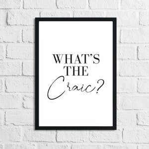 Puede incluir: Arte de pared imprimible en blanco y negro con el texto "What's the Craic?"